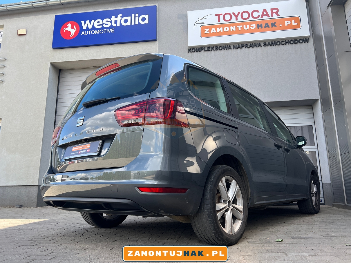 zdjecie fabrycznego wyciecia w zderzaku w seat alhambra 2016 dla haka holowniczego westfalia a40v 